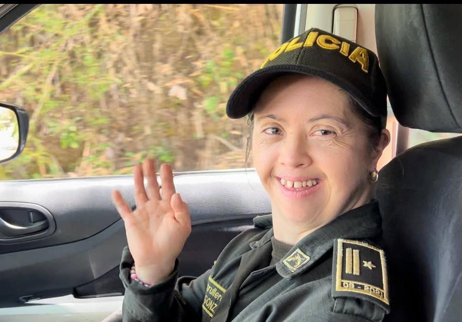 POLICÍA POR UN DÍA: UN SUEÑO HECHO REALIDAD

 

Angélica, portó con orgullo el uniforme verde oliva