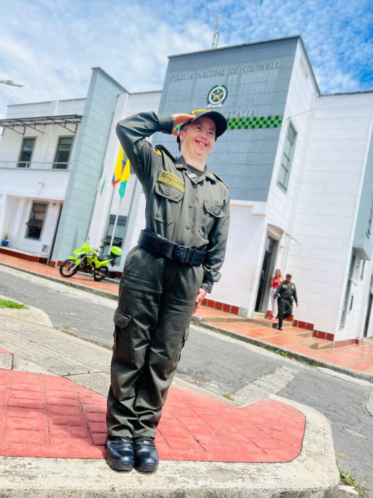 POLICÍA POR UN DÍA: UN SUEÑO HECHO REALIDAD

 

Angélica, portó con orgullo el uniforme verde oliva