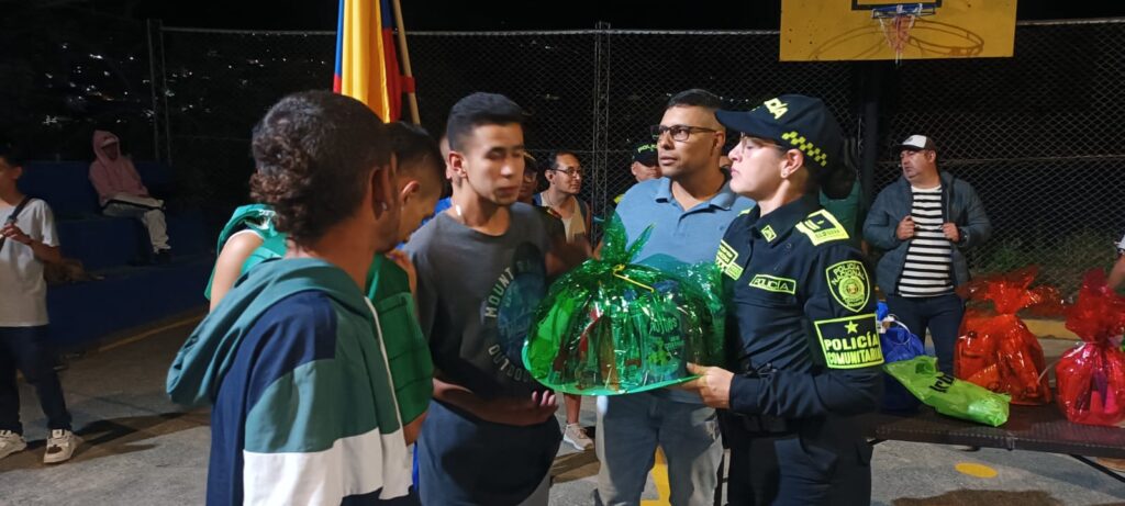 COMUNIDAD Y POLICÍA EN SALAMINA UNEN ESFUERZOS PARA ALEJAR A LOS JÓVENES DEL CONSUMO DE DROGAS Con la iniciativa "Parceros con Futuro", le aportan a la convivencia pacífica y a la creación de oportunidades