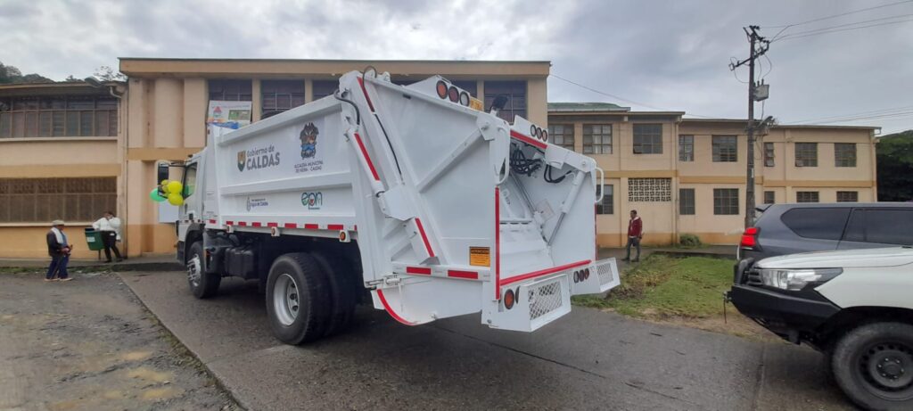 Caldas refuerza la recolección de basuras con nuevos camiones compactadores para tres municipios