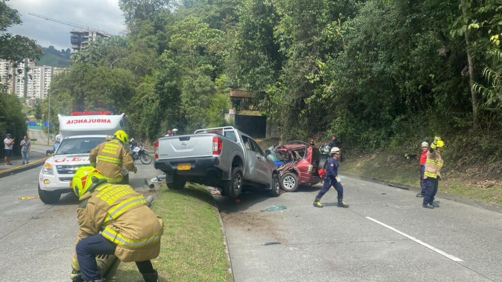 Urgente: cierre carril de subida de la Avenida Alberto Mendoza tras fatal siniestro