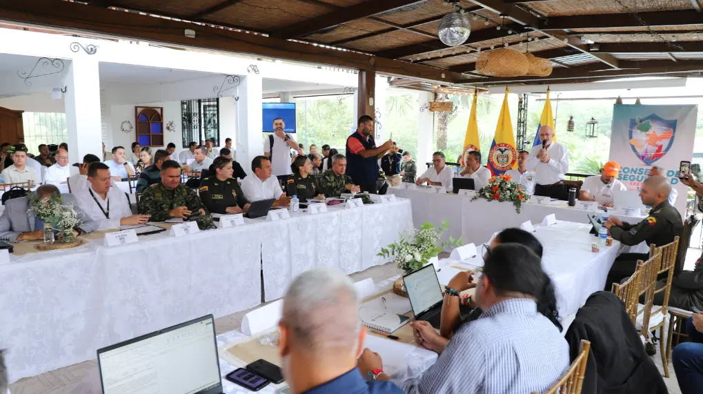 TRINOMIO DE LA SEGURIDAD "COMUNIDAD, AUTORIDADES Y POLICÍA, UNIDOS SOMOS MÁS FUERTES"



1ER. CONSEJO DE SEGURIDAD REGIONAL (ANTIOQUIA, CALDAS, QUINDÍO, RISARALDA Y TOLIMA)