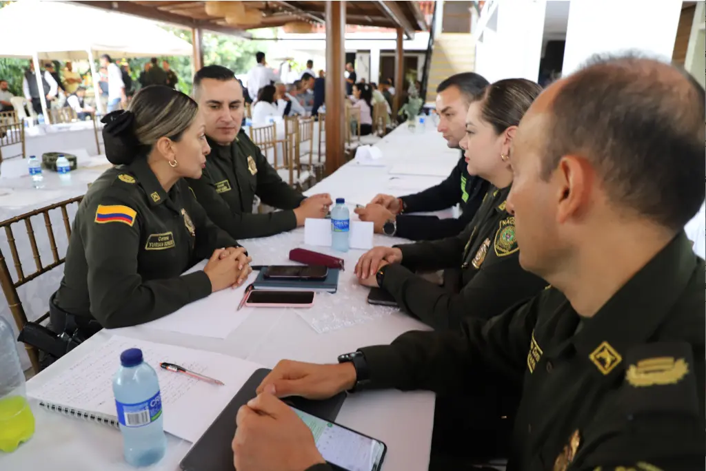 TRINOMIO DE LA SEGURIDAD "COMUNIDAD, AUTORIDADES Y POLICÍA, UNIDOS SOMOS MÁS FUERTES"



1ER. CONSEJO DE SEGURIDAD REGIONAL (ANTIOQUIA, CALDAS, QUINDÍO, RISARALDA Y TOLIMA)