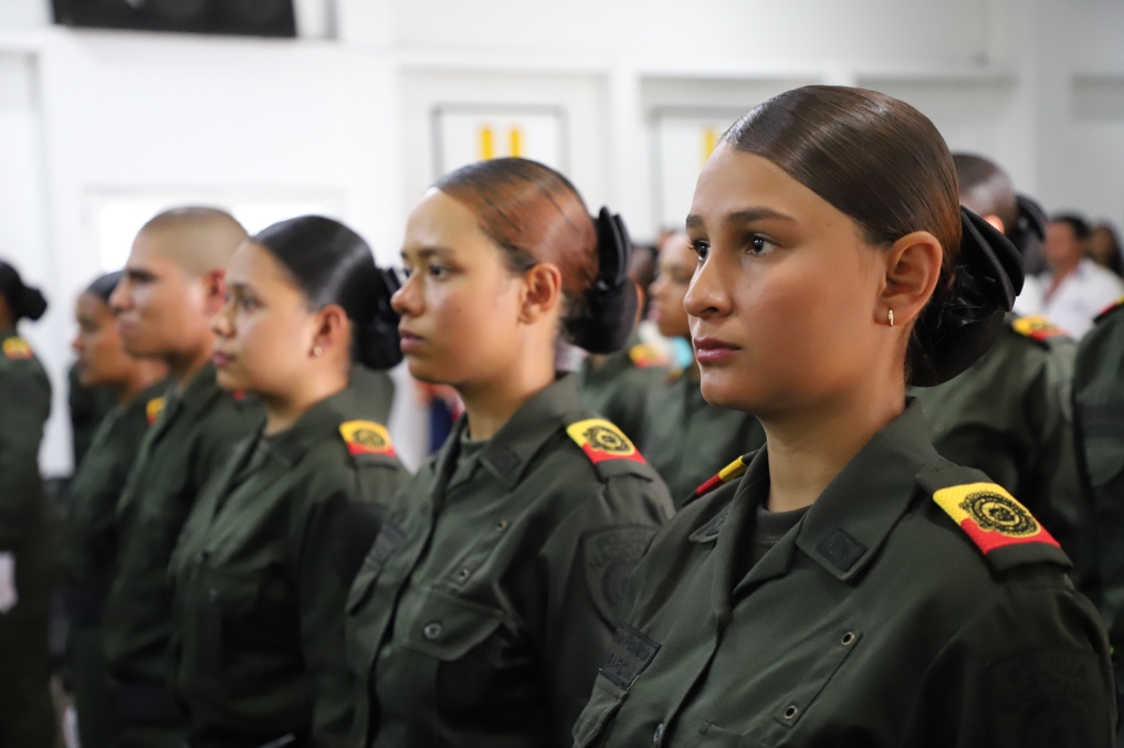 JURARON DEFENDER LA BANDERA, LA CONSTITUCIÓN Y LAS LEYES 51 nuevos Auxiliares de Policía prestarán su servicio militar con la comunidad de los municipios caldenses