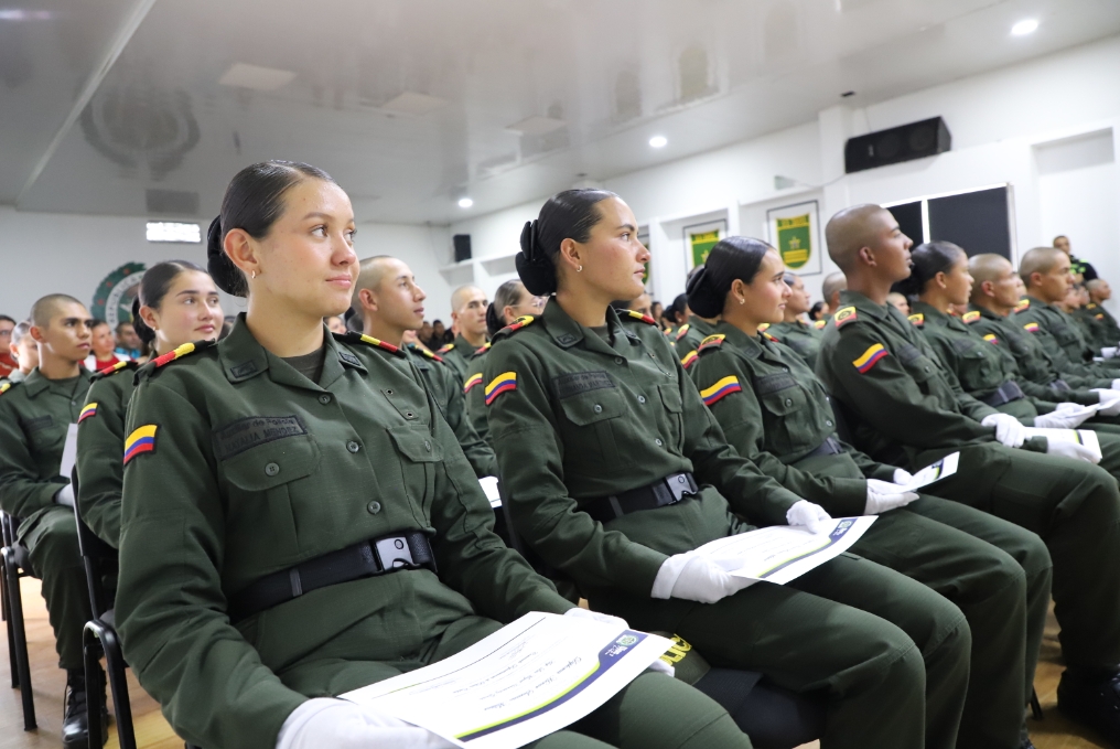 JURARON DEFENDER LA BANDERA, LA CONSTITUCIÓN Y LAS LEYES 51 nuevos Auxiliares de Policía prestarán su servicio militar con la comunidad de los municipios caldenses