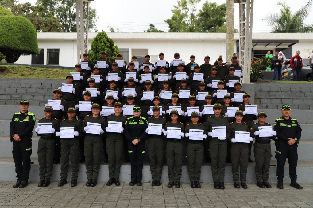 Jóvenes Valientes: 51 Nuevos Auxiliares de Policía Juran Proteger la Comunidad en Caldas