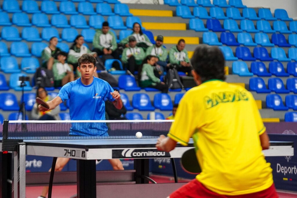 68 hombres y 48 mujeres buscan las medallas en tenis de mesa