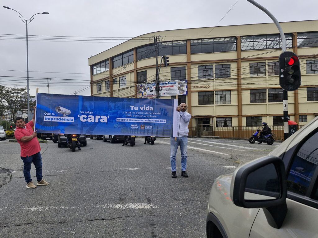 Alerta en la avenida Paralela, con calle 54, 86 conductores sancionados por pasar el semáforo en rojo