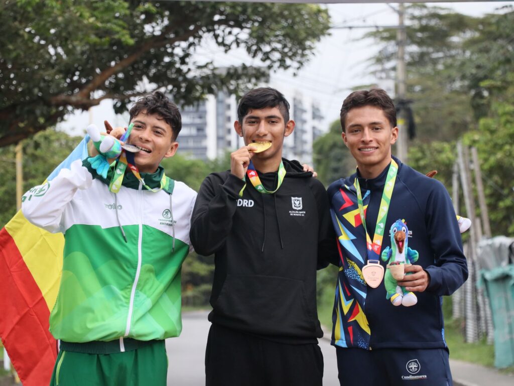 Bogotá brilla en los Juegos Nacionales Juveniles: Jesús Ramírez conquista el oro en marcha