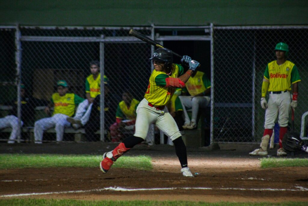 Bolívar vence a San Andrés en su debut en el diamante de béisbol Miguel Chávez de Cali