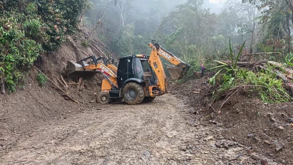 Caldas refuerza atención a vías afectadas por la ola invernal: Combos de maquinaria atienden derrumbes en varias zonas del departamento