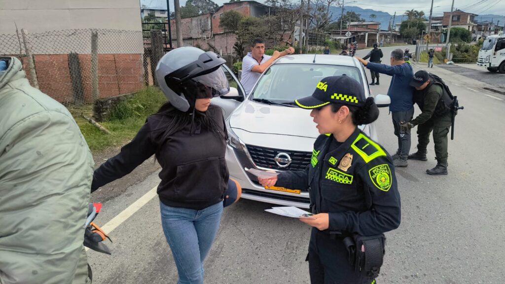 POLICÍA DE CALDAS DESPLIEGA AMPLIO DISPOSITIVO DE SEGURIDAD PARA EL PUENTE FESTIVO DEL DÍA DE TODOS LOS SANTOS Más de 1.300 uniformados estarán presentes en los 25 municipios de su jurisdicción para garantizar una convivencia pacífica