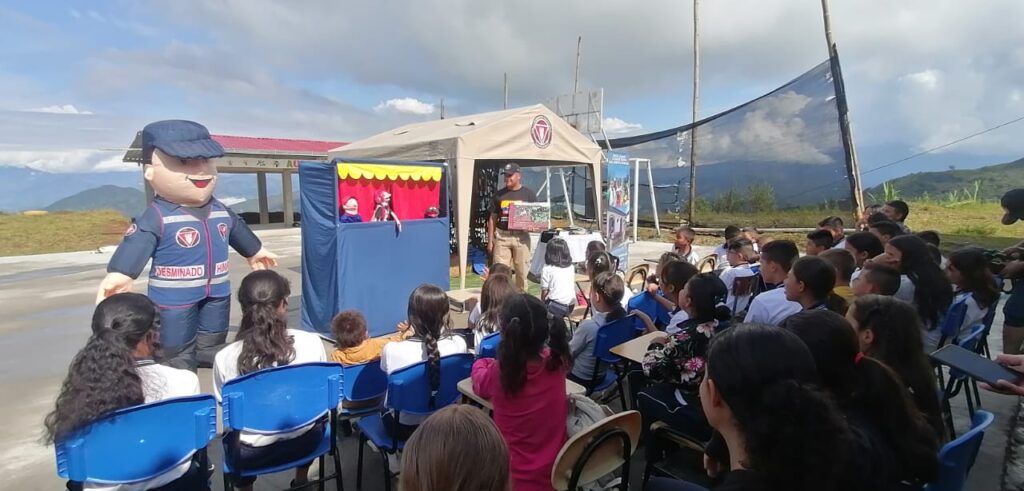 Desminadores cumplieron la misión de desminar el territorio caldense Después de una década de labores de desminado humanitario en Samaná y Pensilvania (Caldas), el Ejército Nacional entregó los últimos dos municipios que presentaban sospecha de minas antipersonal.