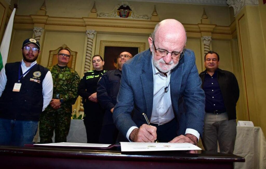 Desminadores cumplieron la misión de desminar el territorio caldense Después de una década de labores de desminado humanitario en Samaná y Pensilvania (Caldas), el Ejército Nacional entregó los últimos dos municipios que presentaban sospecha de minas antipersonal.