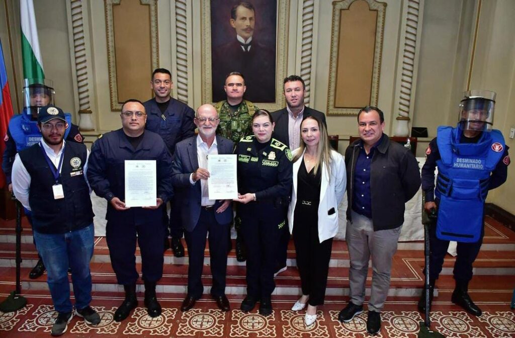 Desminadores cumplieron la misión de desminar el territorio caldense Después de una década de labores de desminado humanitario en Samaná y Pensilvania (Caldas), el Ejército Nacional entregó los últimos dos municipios que presentaban sospecha de minas antipersonal.