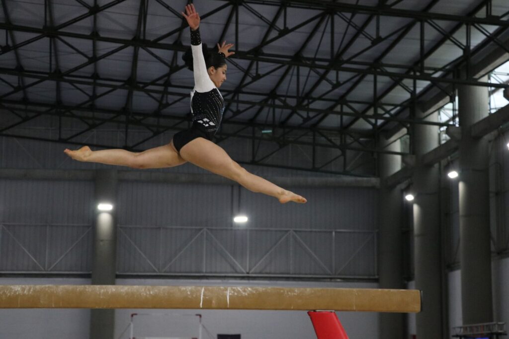 El primer oro de la gimnasia artística se vistió de amarillo y rojo