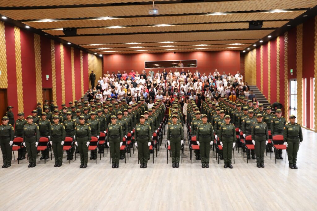 94 AUXILIARES DE POLICÍA ESTARÁN AL SERVICIO DE LA COMUNIDAD En el auditorio de la Universidad Manizales se llevó a cabo la graduación de los nuevos auxiliares de Policía