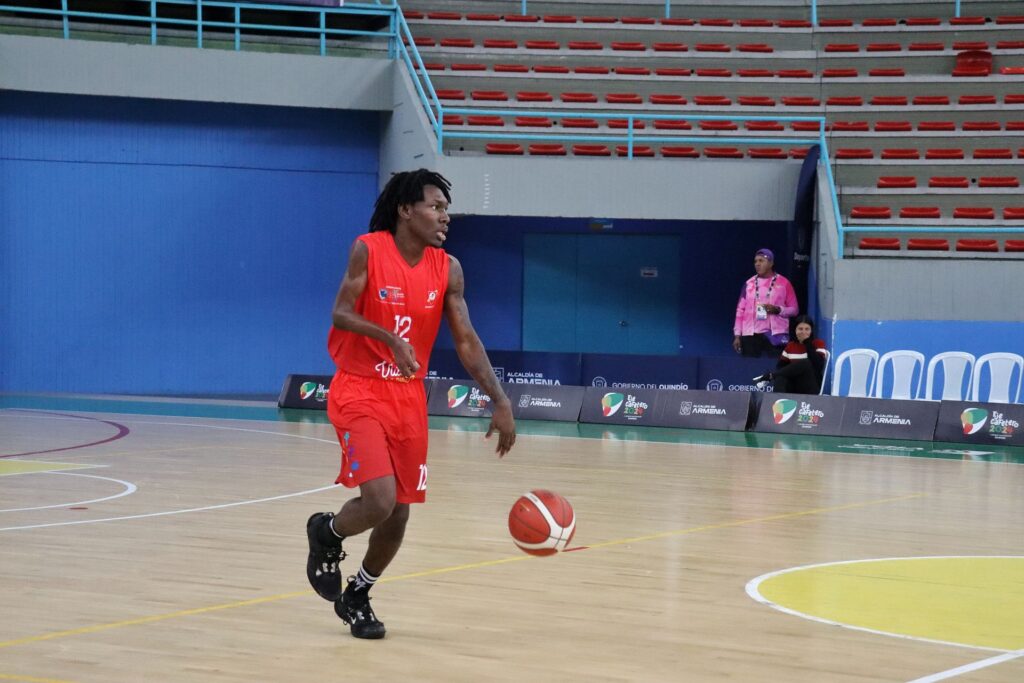 En el baloncesto masculino de los Juegos Nacionales Juveniles, Johan Moreno es la superación hecha cesta