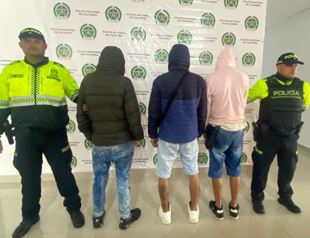 TRES CIUDADANOS FUERON CAPTURADOS EN FLAGRANCIA CON 1.078 GRAMOS DE MARIHUANA Y 3.7 GRAMOS DE BASUCO En lo corrido del año en Manizales 800 ciudadanos han sido capturados por el delito de tráfico de estupefacientes