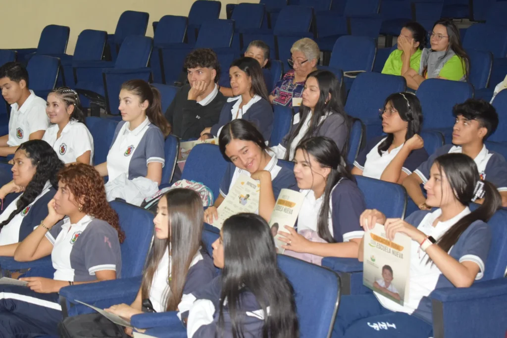 Estudiantes de 10° de bachillerato de la Institución
Educativa Filadelfia, zona urbana, ayer en el teatro
municipal en el lanzamiento del proyecto LUNA La
Universidad Activa Urbana en el municipio del norte de
Caldas.