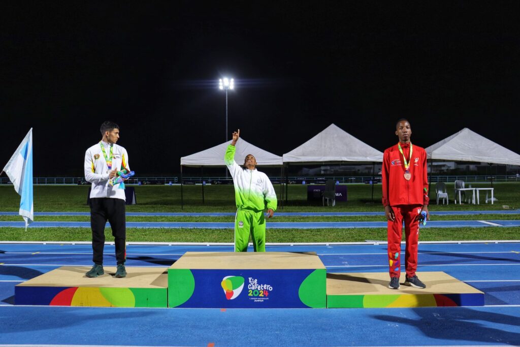 Fiesta quindiana en el atletismo de los Juegos Nacionales Juveniles: oro en los 200 metros masculino