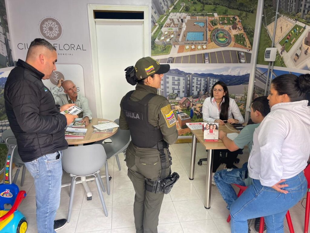 En el marco de la campaña  ¡ No dejes que te engañen! ¡Cortarle la conexión a la extorsión, cuelga y marca 165 el grupo GAULA CALDAS!. Realizó jornada de prevención, en el Municipio de Villamaría, dinamizando medidas de autoprotección y canales de comunicación,  así como tambien dieron a conocer  las modalidades de extorsión y secuestro más comunes utilizadas por los delincuentes,  nuestra campaña insignia ¡Yo no pago, yo denuncio! Código QR y línea 165.

 Policia Nacional "Patrimonio de los Colombianos"