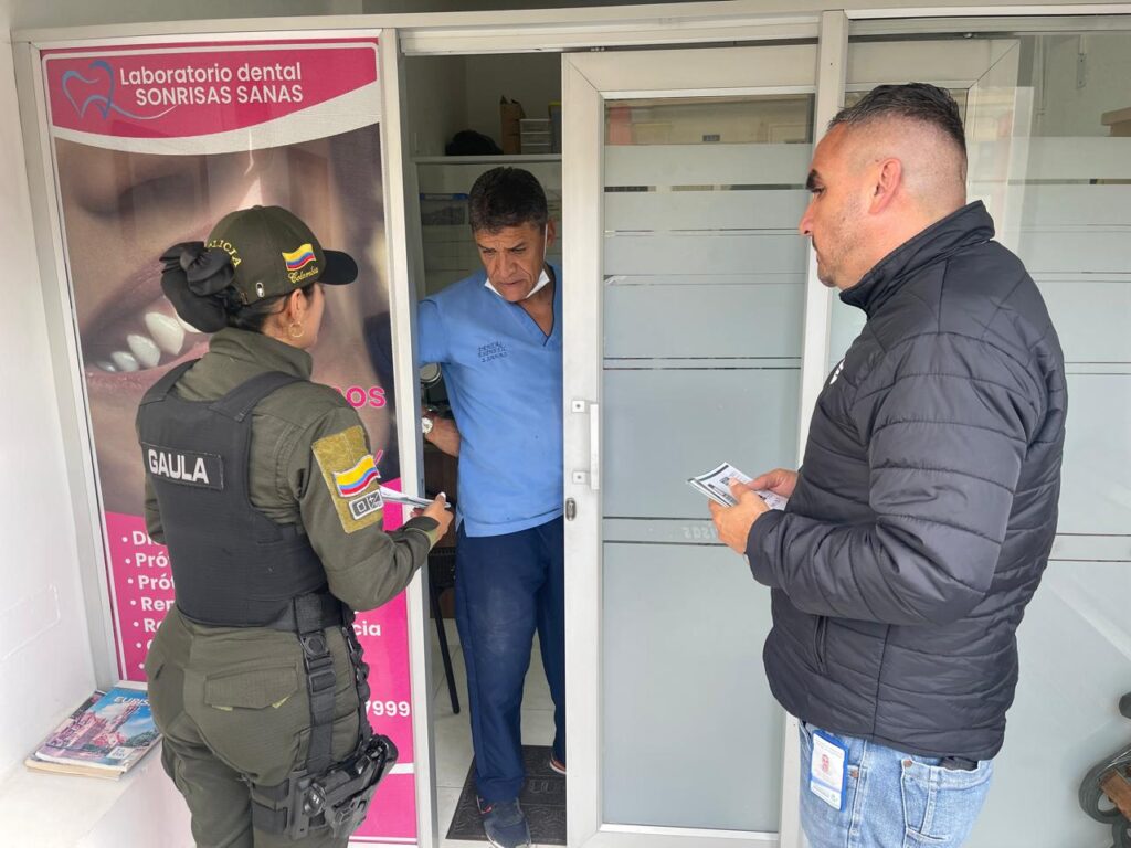 En el marco de la campaña  ¡ No dejes que te engañen! ¡Cortarle la conexión a la extorsión, cuelga y marca 165 el grupo GAULA CALDAS!. Realizó jornada de prevención, en el Municipio de Villamaría, dinamizando medidas de autoprotección y canales de comunicación,  así como tambien dieron a conocer  las modalidades de extorsión y secuestro más comunes utilizadas por los delincuentes,  nuestra campaña insignia ¡Yo no pago, yo denuncio! Código QR y línea 165.

 Policia Nacional "Patrimonio de los Colombianos"