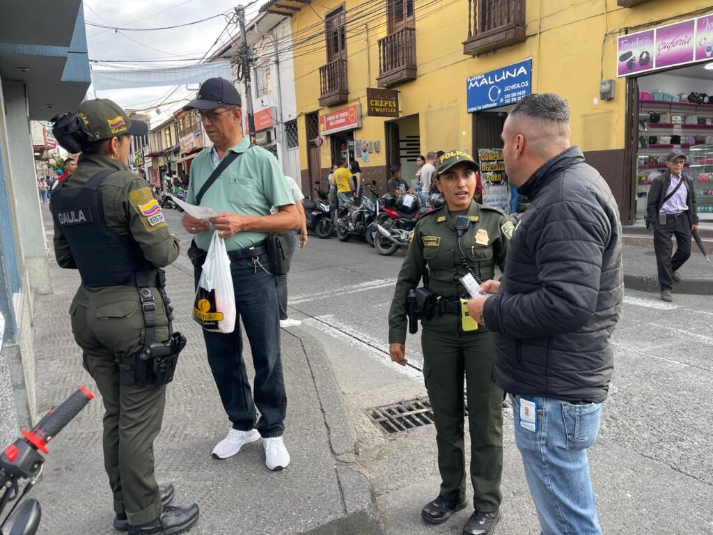 En el marco de la campaña  ¡ No dejes que te engañen! ¡Cortarle la conexión a la extorsión, cuelga y marca 165 el grupo GAULA CALDAS!. Realizó jornada de prevención, en el Municipio de Villamaría, dinamizando medidas de autoprotección y canales de comunicación,  así como tambien dieron a conocer  las modalidades de extorsión y secuestro más comunes utilizadas por los delincuentes,  nuestra campaña insignia ¡Yo no pago, yo denuncio! Código QR y línea 165.

 Policia Nacional "Patrimonio de los Colombianos"