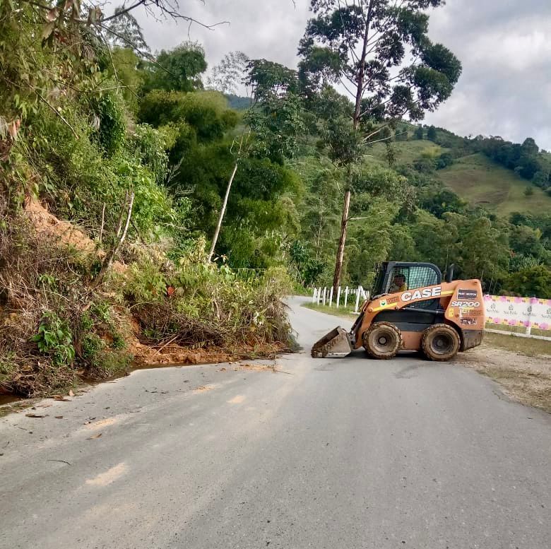 Caldas Refuerza el Mantenimiento Vial: Maquinaria en Acción para Habilitar Rutas Afectadas por el Invierno