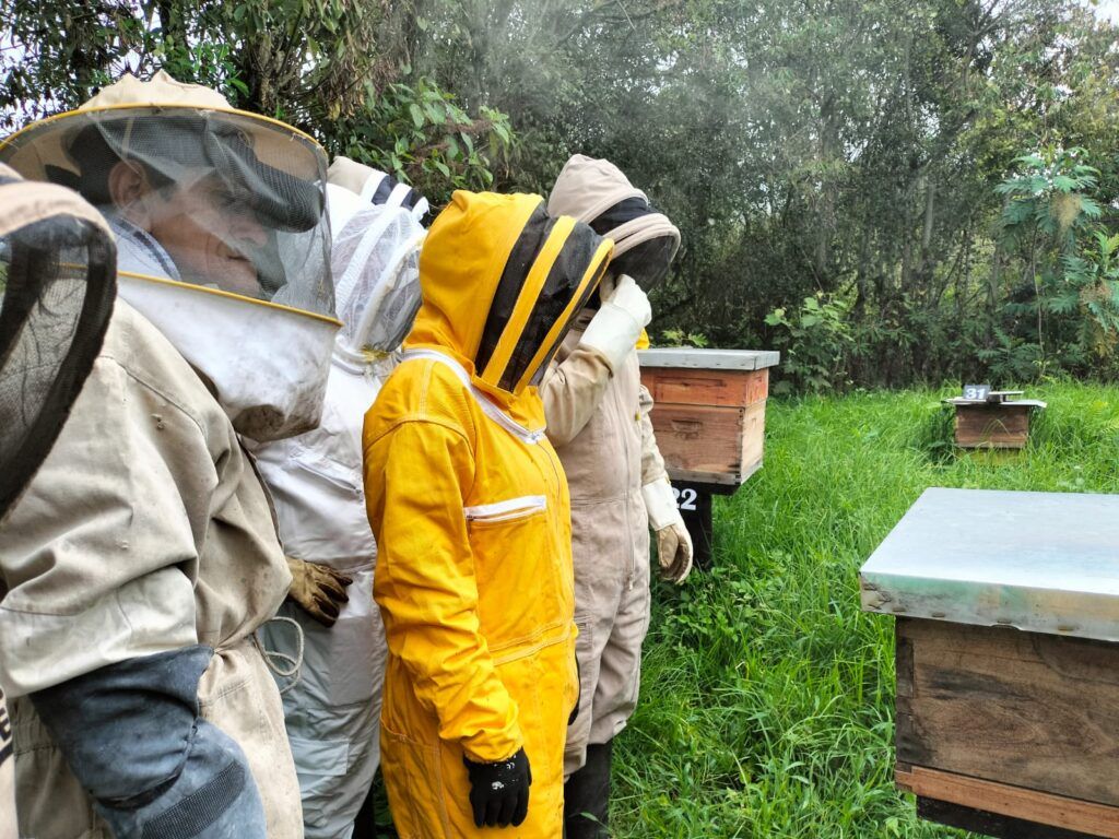 La Alcaldía de Manizales en alianza con el SENA fortalece el conocimiento de productores apícolas