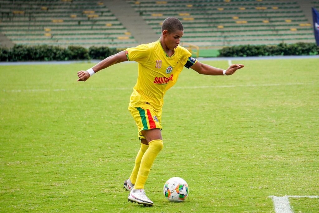 La historia de un sueño y una realidad: a sus 15 años, el ‘10’ de Santander ya debutó en el fútbol profesional colombiano