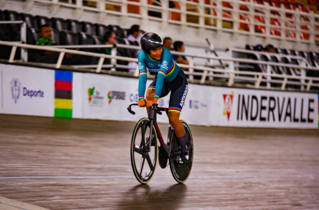 La múltiple campeona mundial Stefany Cuadrado, figura en el segundo día del ciclismo de pista en Cali