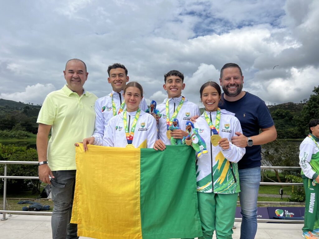 Los triatletas de Caldas se volvieron a subir al podio en los I Juegos Nacionales Juveniles: conquistaron la medalla de oro en relevos mixtos