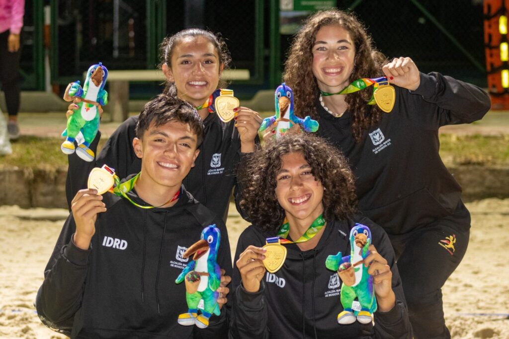 Moñona de Bogotá en el voleibol playa de los I Juegos Nacionales Juveniles