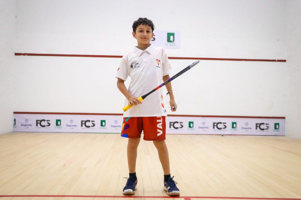 NOTICIA | Nicolás Cardona: la niñez y la raqueta, juntos por un mismo sueño ✅ Con apenas 11 años, es el atleta más joven del campeonato de squash en los I Juegos Nacionales Juveniles 2024, que se disputa en la Universidad del Quindío. ✅ El estreno del vallecaucano será este domingo, en la segunda jornada, frente a Andrés Gómez, de Cundinamarca.