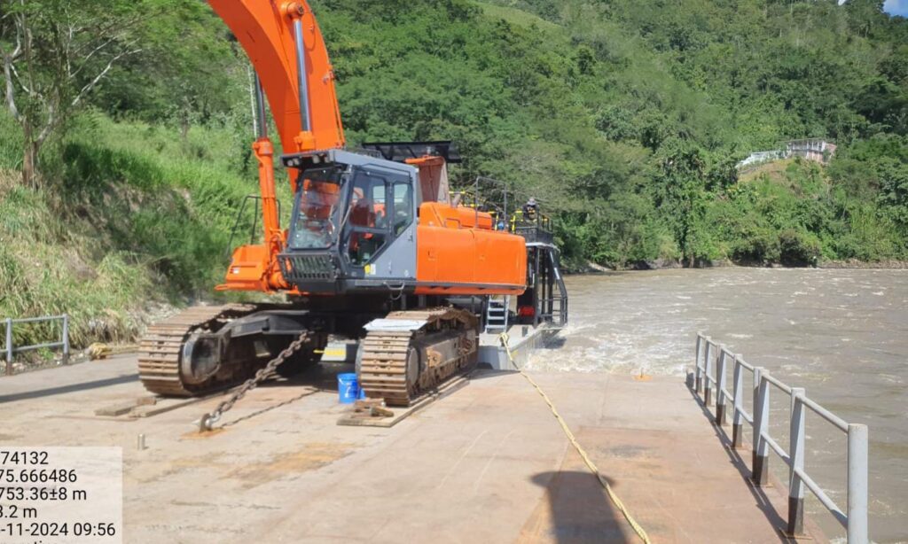 Corpocaldas. En la mañana de hoy, funcionarios de las Corporaciones Autónomas Regionales de Caldas y Risaralda, delegados de la SIJIN, Fiscalía y Policía Nacional, adelantan un operativo conjunto en un sector del río Cauca, con la finalidad de ejecutar acciones en contra de la minería ilícita; durante la visita, se impuso medida preventiva de decomiso de la maquinaria encontrada en el sitio.   