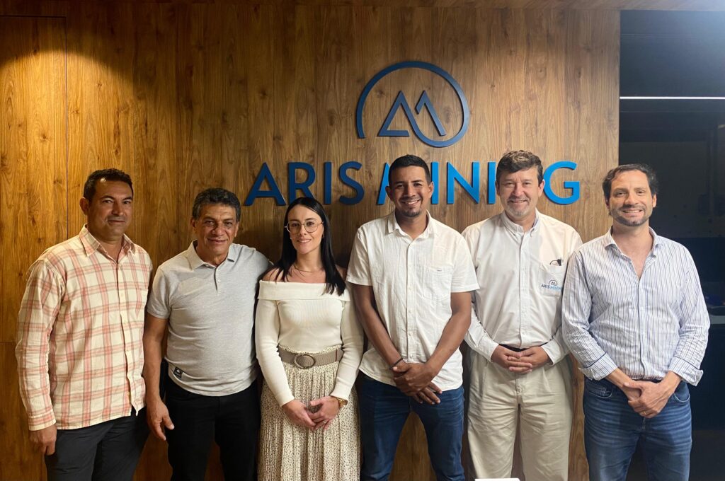 Aris Mining fortalece los acuerdos con los pequeños mineros de Antioquia y Caldas • En Segovia se mejoraron las condiciones de pago, compensación y operación de los socios mineros. • En Marmato se consolidan los compromisos asumidos con los pequeños mineros de la región. • Aris Mining, con este tipo de acuerdos, continúa aportando a la coexistencia minera que transforma territorios.