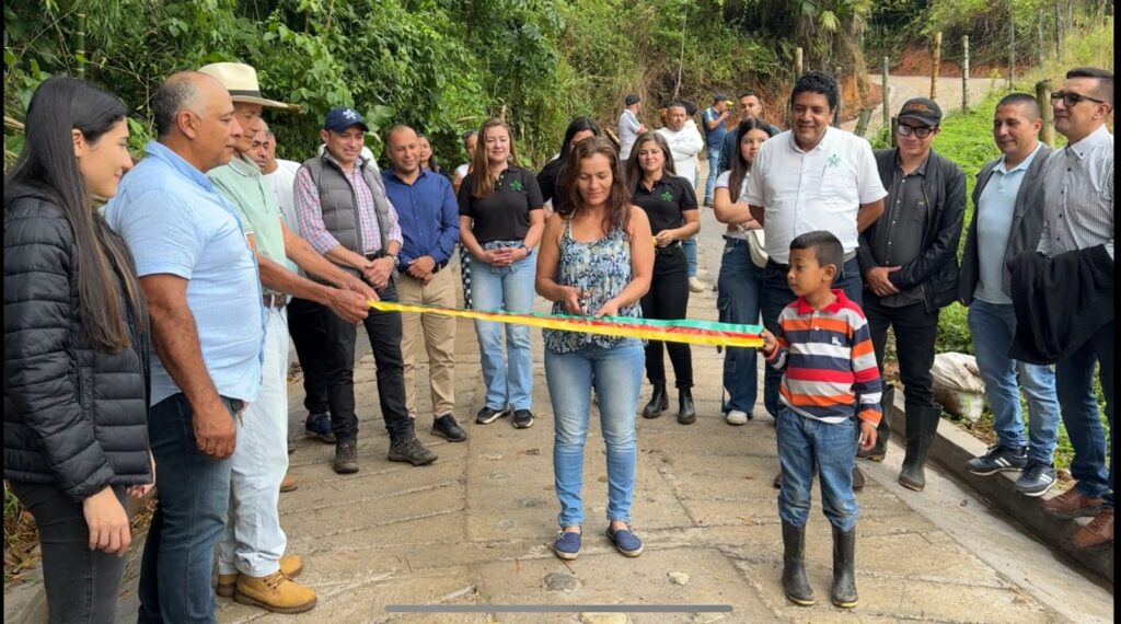 Unidos por el progreso: Comunidad, SENA y Alcaldía completan 190 metros de placa huella en La Esmeralda