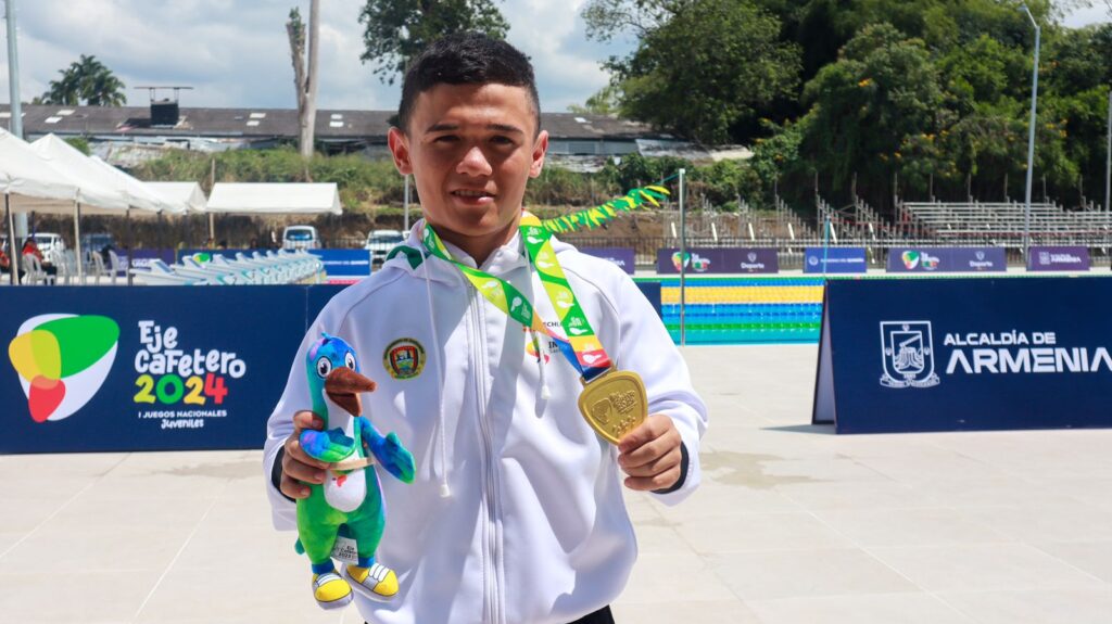 Santiago León, de las calles de Bucaramanga a la élite de la Para natación juvenil colombiana