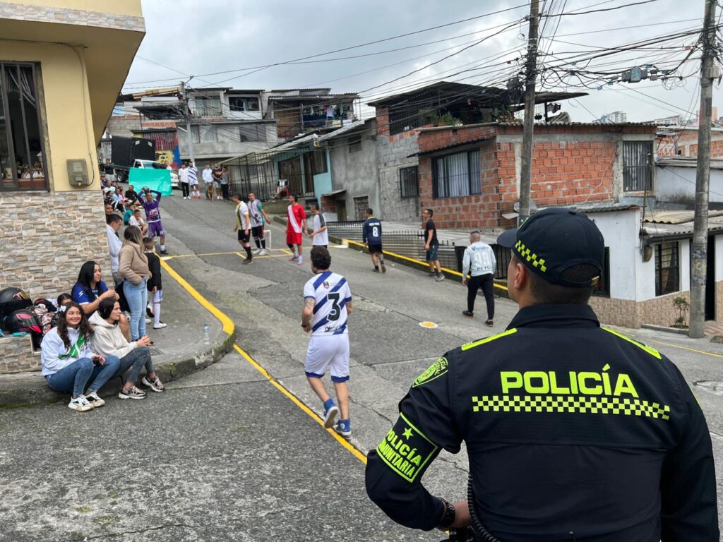 Seguimos fortaleciendo el trinomio de la seguridad en Manizales. El grupo de Policía comunitaria en coordinación con el programa Pegate al parche de la Alcaldía municipal y líderes comunitarios del barrio Villa Hermosa realizaron la inauguración del torneo Callejero de banquitas “Angeles” con el fin de fomentar la integración social y promover actividades deportivas con los niños, niños y adolescentes del sector. Policía Nacional "Patrimonio de los colombianos"