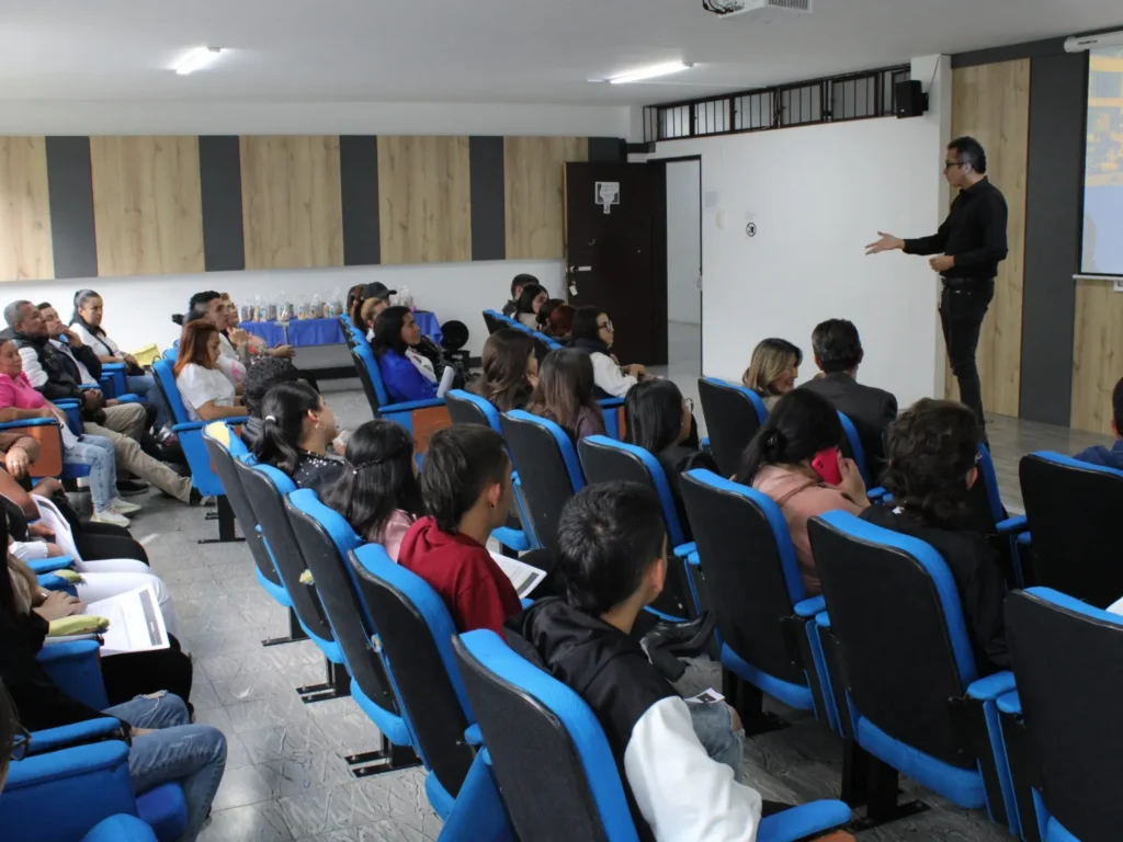 Universidad de Caldas y Fundación Luker impulsan experiencia internacional para estudiantes del programa “Universidad en tu Colegio”