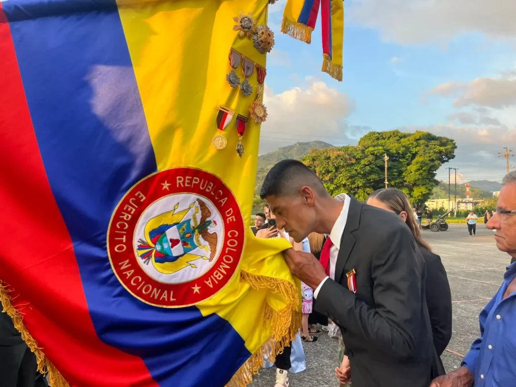 Adiós al Servicio: 300 Soldados de la Octava Brigada Terminan 20 Años de Sacrificio por Colombia