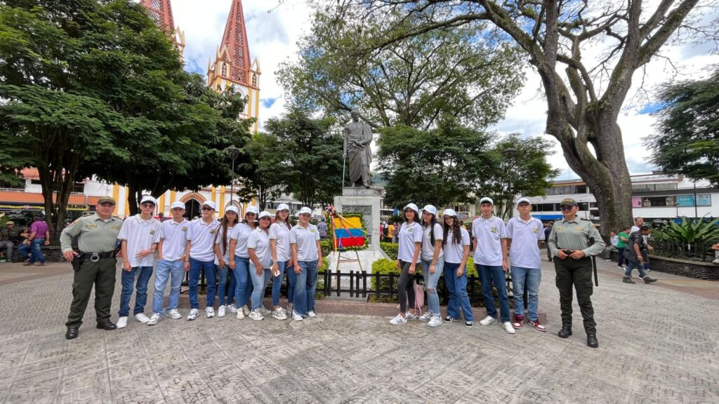 Jóvenes de Chinchiná Celebran el Éxito del Programa «Guardianes del Turismo»