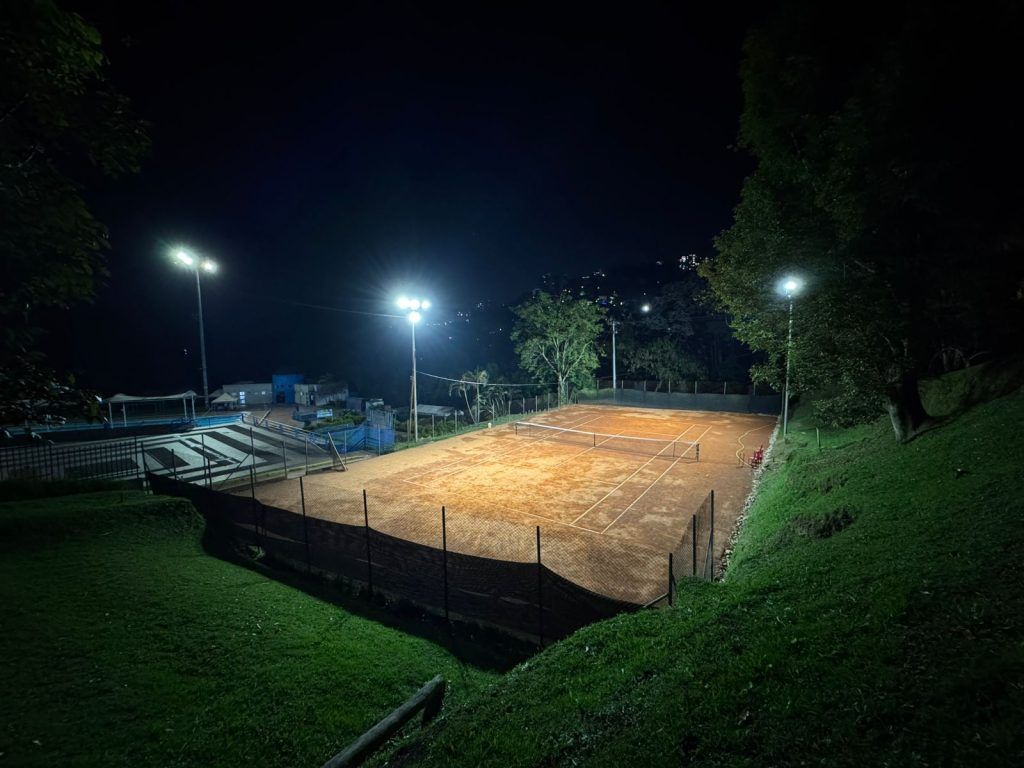 Administración Municipal renueva las canchas de tenis de campo