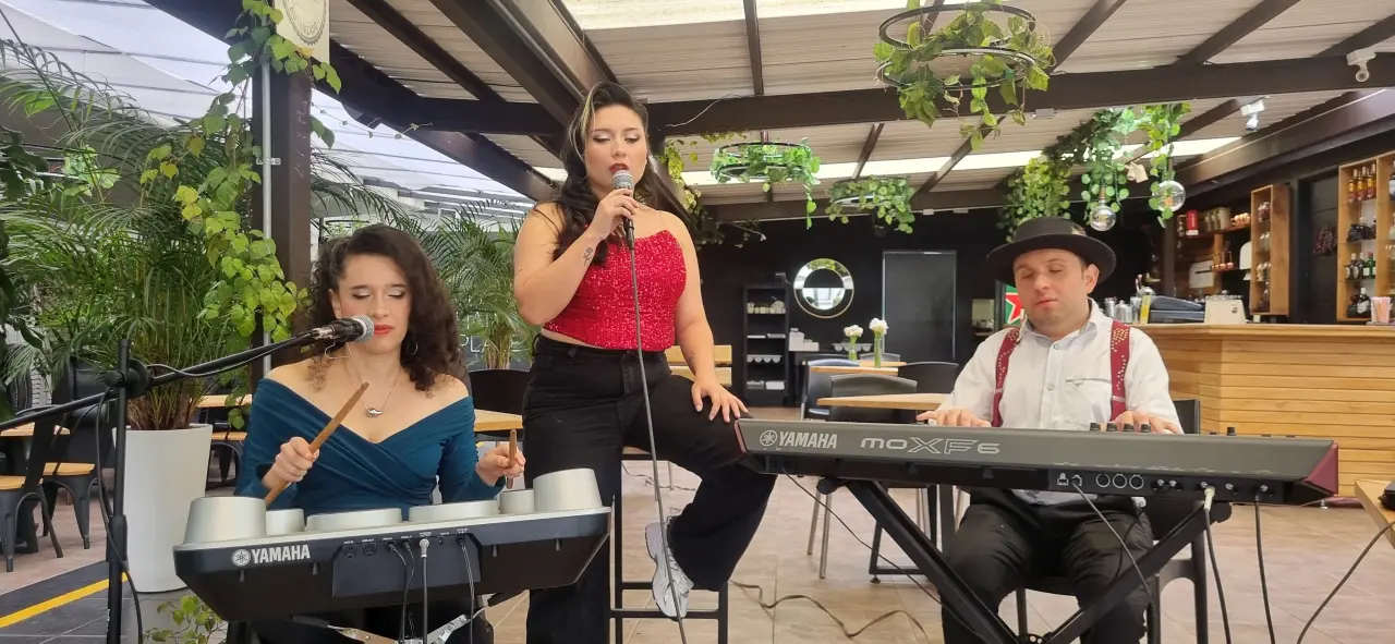 Dancebel, artista emergente de la ciudad de Manizales, realiza una colaboración con una de las grandes agrupaciones caldenses: "Eufonía"; integrado por Carolina Loaiza y el maestro Sergio Bermudez, para hacer un tributo al compositor Héctor Ulloa con su éxito "Cinco centavitos". Dancebel, se lanza al escenario musical con un híbrido de temas de antaño y versiones a su estilo de grandes obras del repertorio latinoamericano