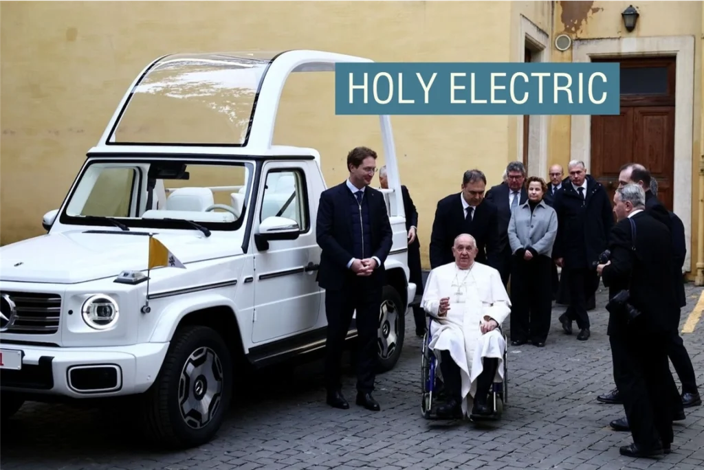 El Papa recibe el primer papamóvil eléctrico