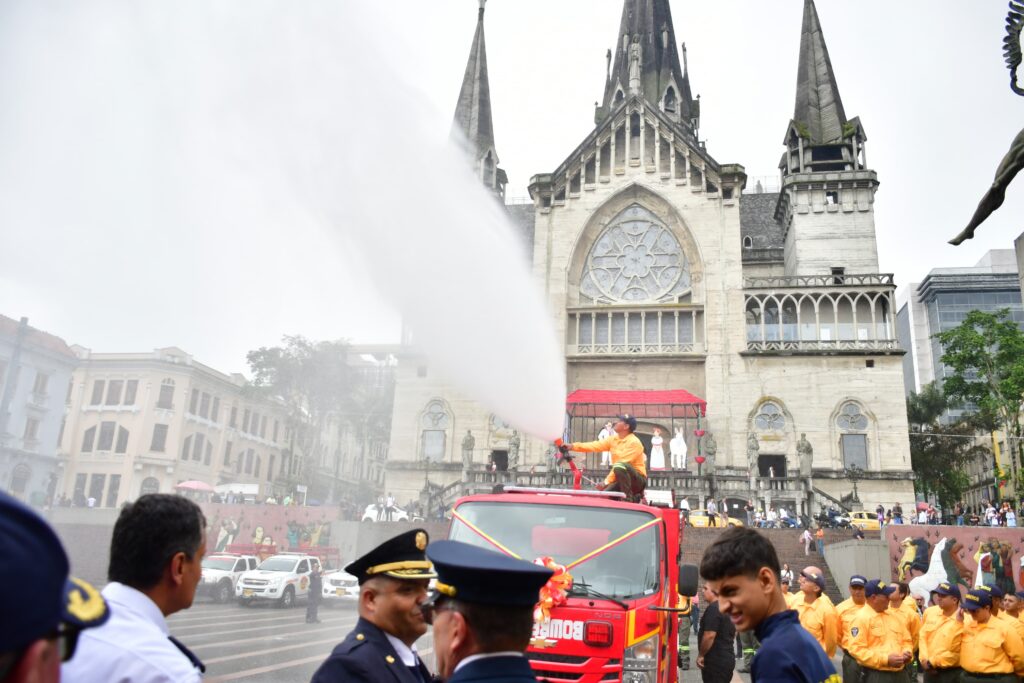 Gobierno de Caldas Refuerza la Seguridad con Nueva Máquina Extintora para Bomberos