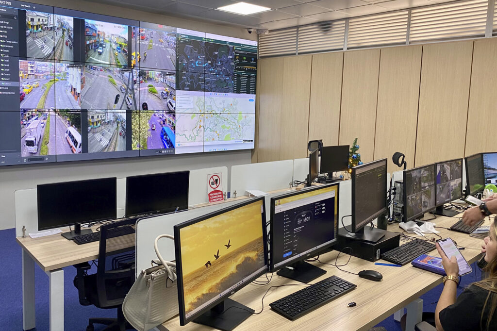 Sala del Centro de Gestión de Movilidad (CGM) en Manizales: monitoreo en tiempo real, captura de imágenes en milisegundos y respuesta rápida ante emergencias viales. Foto: Natalia López Arboleda, Unimedios Manizales.