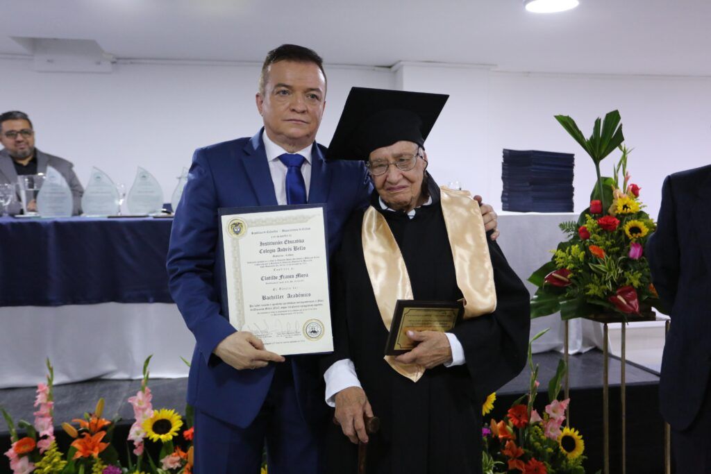 ¡Nunca es tarde para aprender! Clotilde Franco, la inspiración de Manizales a sus 84 años